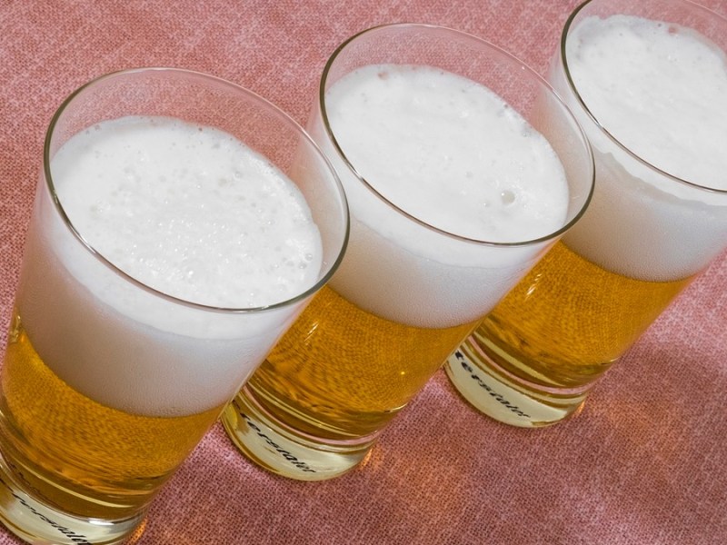 Drei Gläser Bier auf einem Tisch