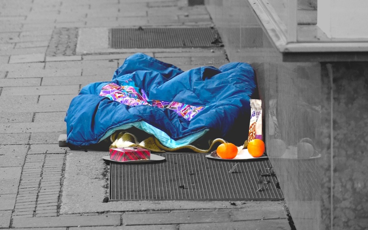 Der Schlafsack eines Obdachlosen auf einer Straße.