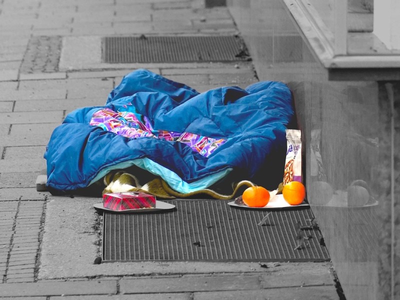 Der Schlafsack eines Obdachlosen auf einer Straße.