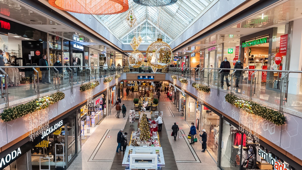 Ein Bild von einer Einkaufshalle während der Weihnachtszeit.