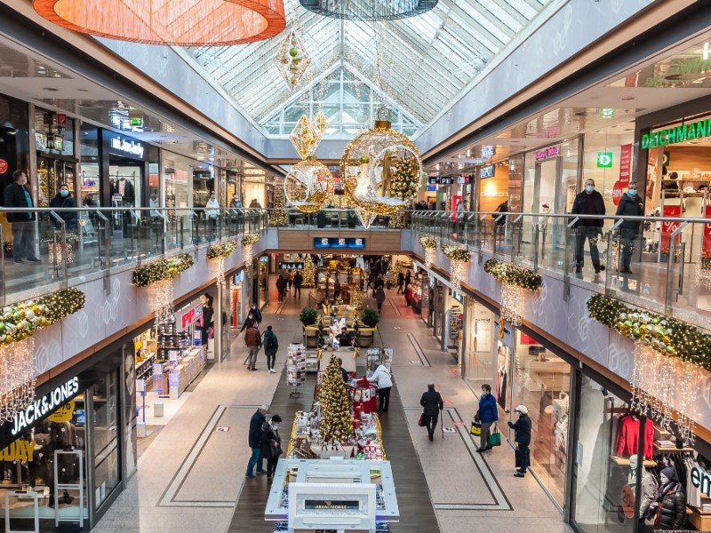 Ein Bild von einer Einkaufshalle während der Weihnachtszeit.