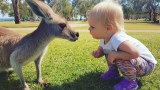 Kind und Känguru. (KI-generiert)