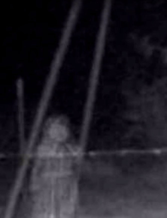 Die transparenten Umrisse eines Mädchens, von einer Nachtsichtkamera gefilmt.