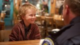 Junge und Polizist im Restaurant. (KI-generiert)