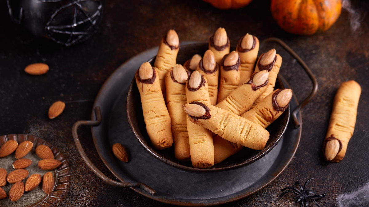 Halloween-Kekse, die geformt sind wie Hexen-Finger, liegen in einer Schale.