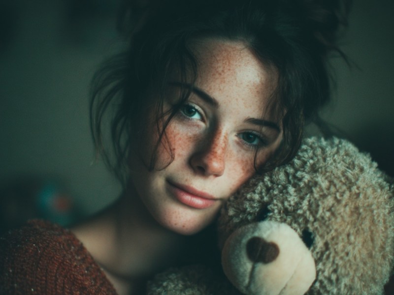 Frau mit Teddy. (KI-generiert)