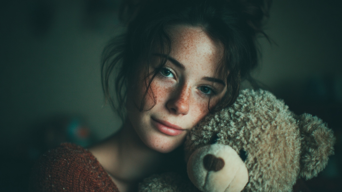 Frau mit Teddy. (KI-generiert)