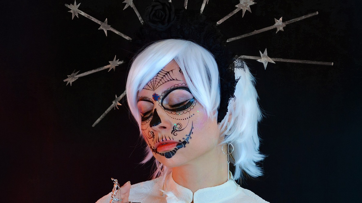 Eine junge Frau in einem Halloween-Kostüm, mit grauen Haaren.