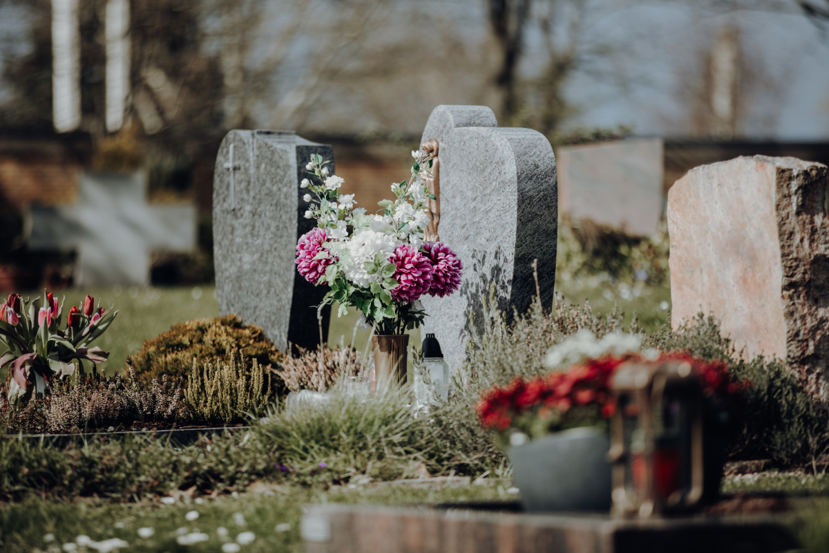 Ein Bild von Grabsteinen auf einem Friedhof.
