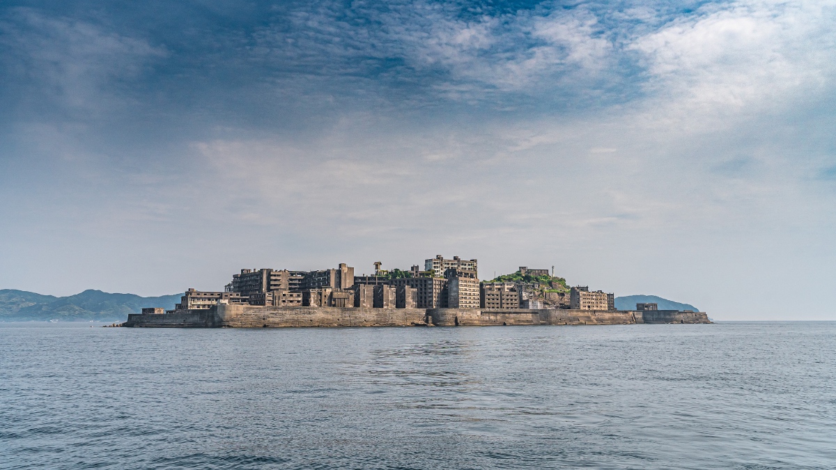 Ein Foto der Insel 'Battleship Island', vom Wasser aus fotografiert.