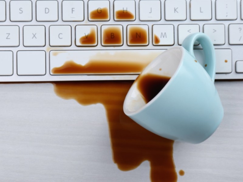 Kaffee, der über eine Tastatur ausgeschüttet wurde.