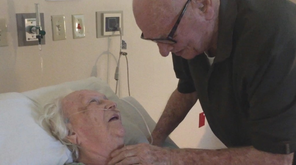 Ein alter Mann besucht seine Frau im Krankenhaus.