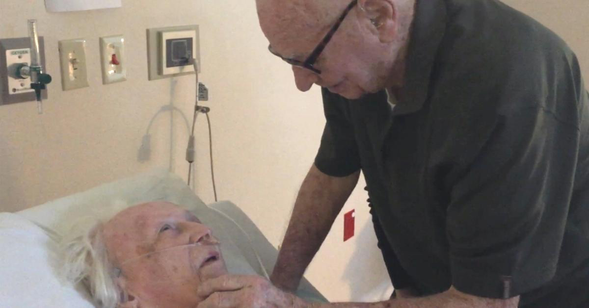 Ein alter Mann besucht seine Frau im Hospiz.