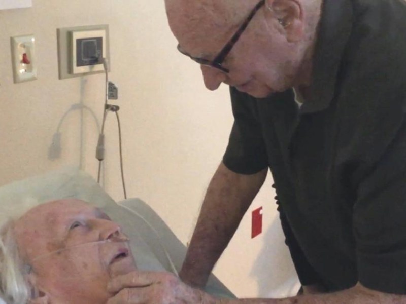 Ein alter Mann besucht seine Frau im Hospiz.