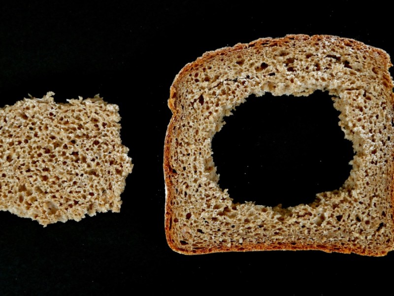 Ein Bild von einer Toastbrotscheibe, die ausgehöhlt wurde.