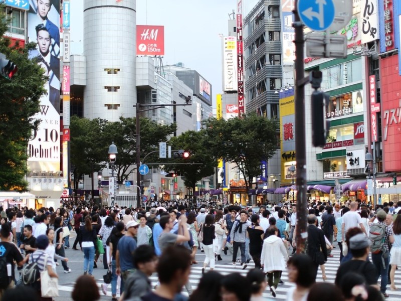 Ein Foto von einer Kreuzung in Tokyo, Japan.