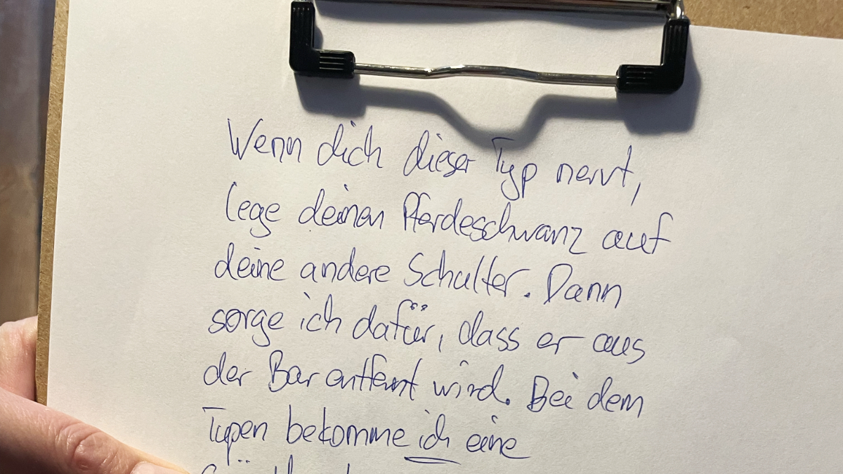 Ein Klemmbrett mit einem Zettel.