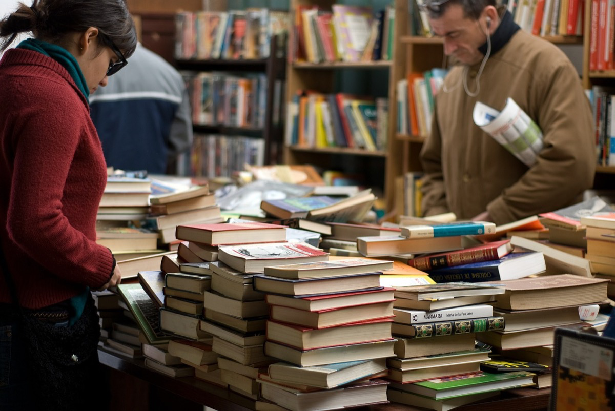 Kunden stoebern im Sortiment einer Buchhandlung.