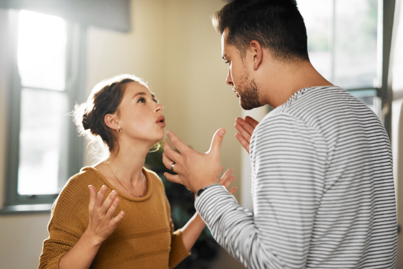 Ein junger Mann streitet sich mit einer Frau