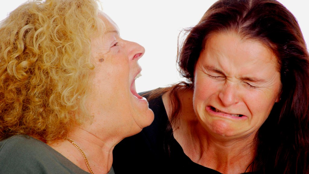 Eine Mutter schreit ihre erwachsene Tochter an.