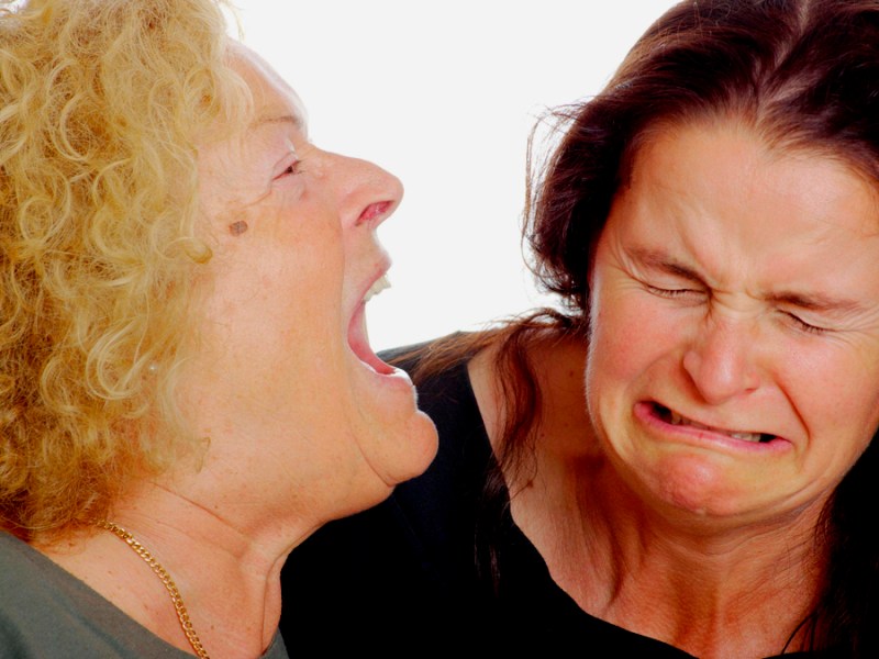 Eine Mutter schreit ihre erwachsene Tochter an.