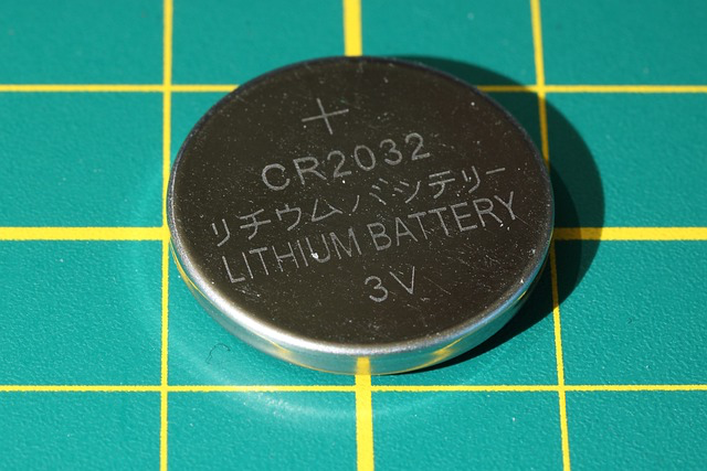 Eine Knopfbatterie liegt auf einer karrierten Unterlage