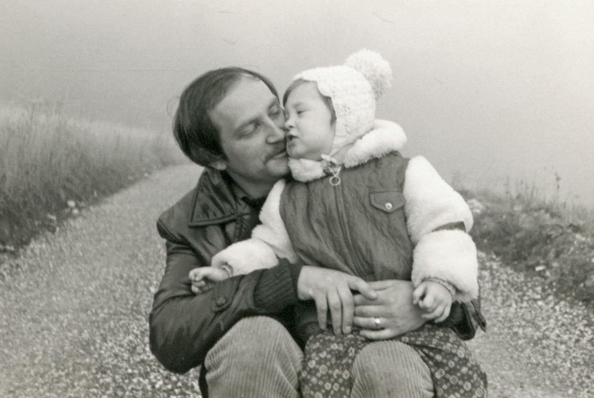 Ein Schwarz-weiß-Foto von einem Vater mit seinem kleinen Sohn.