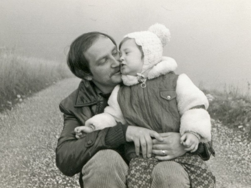Ein Schwarz-weiß-Foto von einem Vater mit seinem kleinen Sohn.
