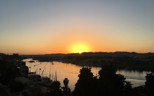 Sonnenuntergang am Ufer des Nils in Ägypten