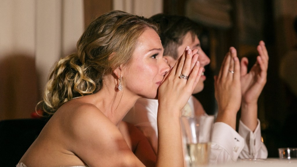 Eine emotionale Braut weint auf ihrer Hochzeit.