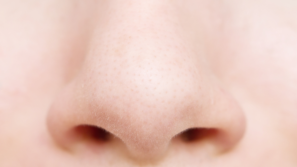 Eine Nahaufnahme der Nase einer Frau.