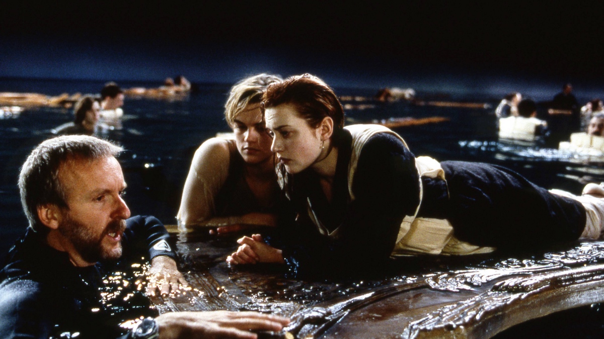 Kate Winslet, Leonardo DiCaprio und Regisseur James Cameron im Wasser bei den Dreharbeiten zu Titanic.