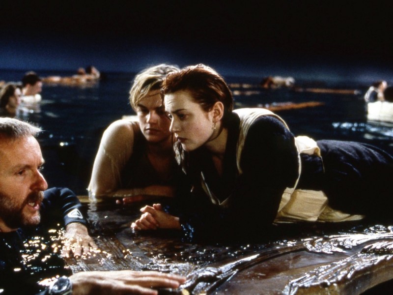 Kate Winslet, Leonardo DiCaprio und Regisseur James Cameron im Wasser bei den Dreharbeiten zu Titanic.
