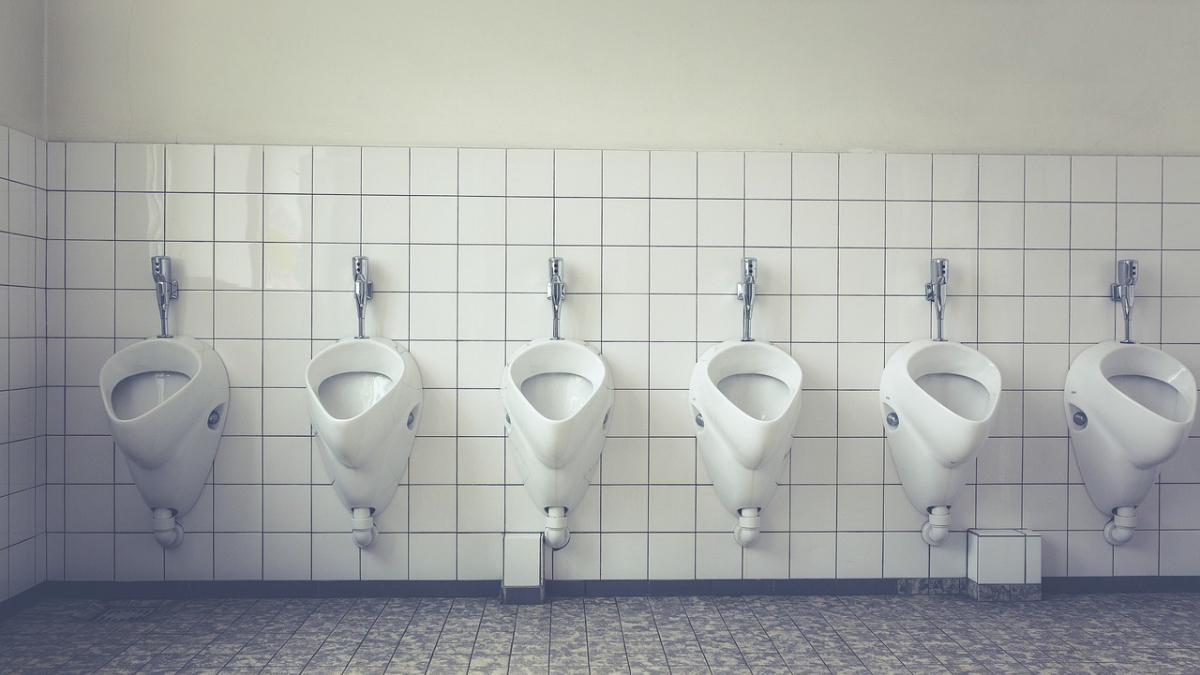 Urinale in einem Männer-WC.