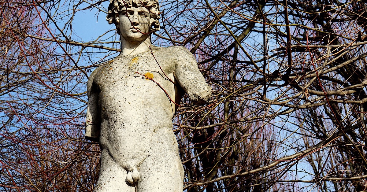 Antike Statue mit kleinem Penis