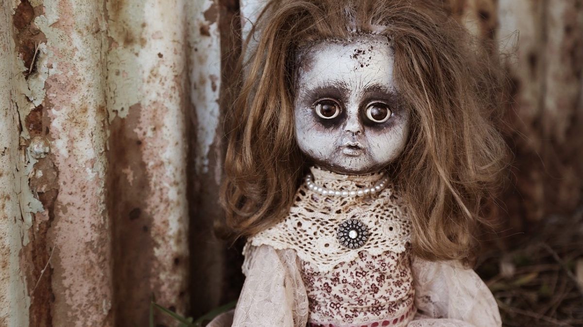 Ein Bild von einer gruseligen Kinder-Puppe.