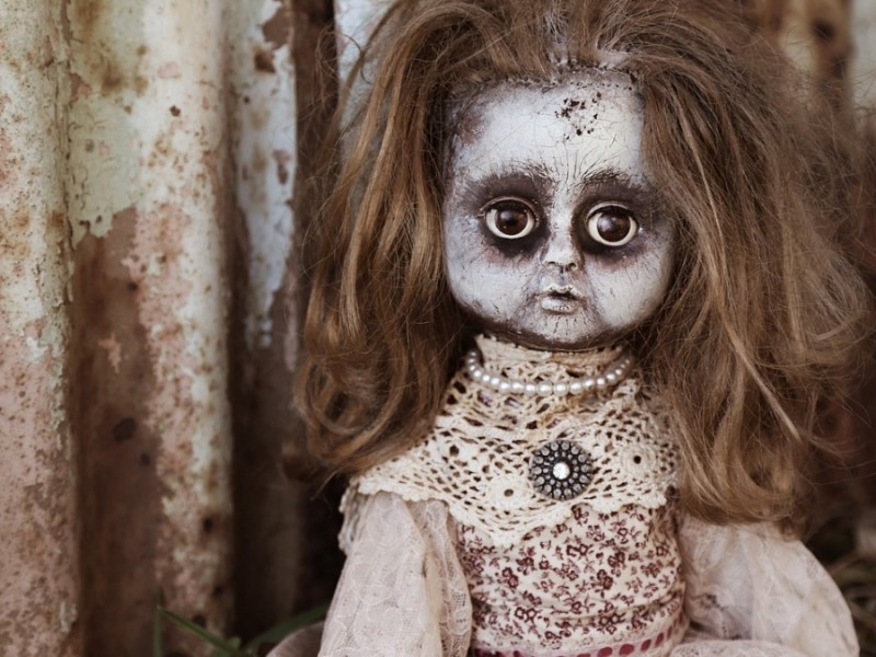Ein Bild von einer gruseligen Kinder-Puppe.