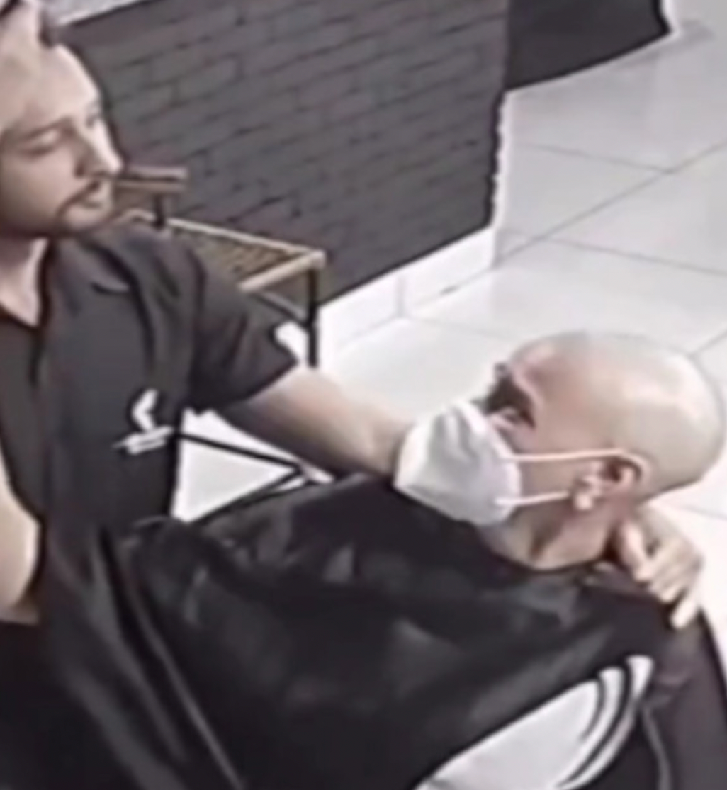 Der Friseur beginnt, sich selbst den Kopf kahlzuscheren. Seine Kundin versucht erschrocken, ihn davon abzuhalten.