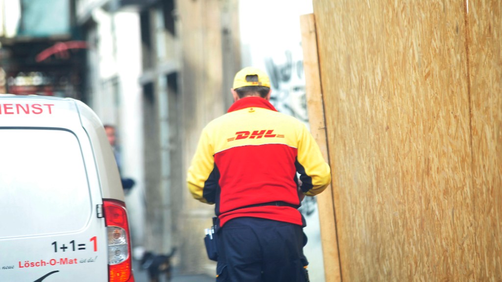 Ein Paketbote der DHL stellt eine Sendung zu.