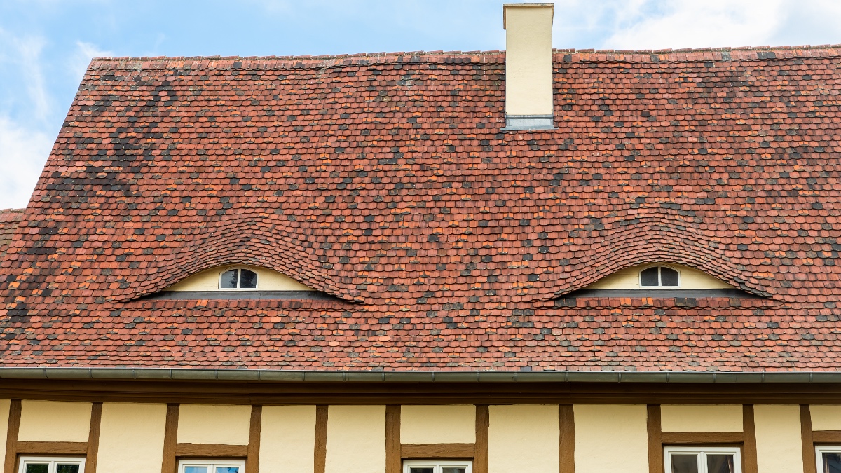 Ein Foto von einem Fachwerkhaus, das wie ein Gesicht aussieht.