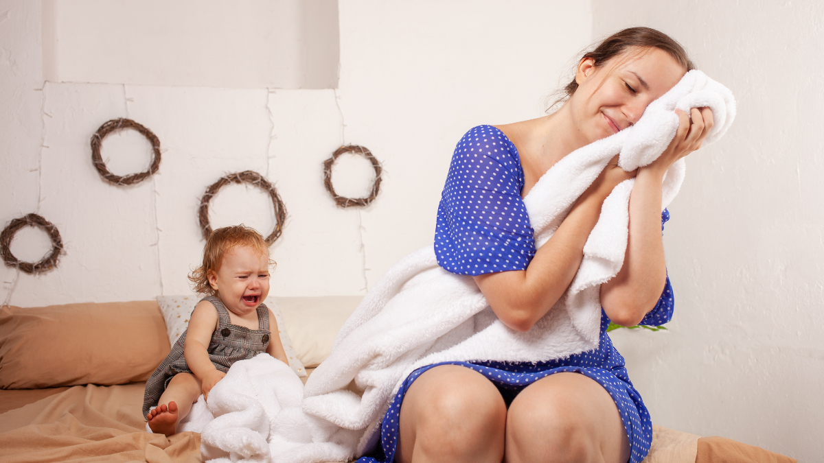 Eine junge Mutter ist müde und möchte schlafen, während ihr Kind schreit.