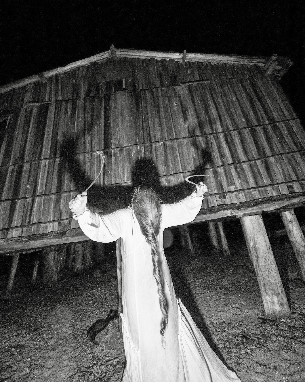 Ein Schwarz-Weiß-Foto einer Frau wie aus einem Horrorstreifen.