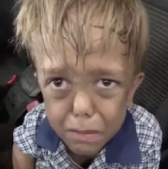 Junge weint im Auto