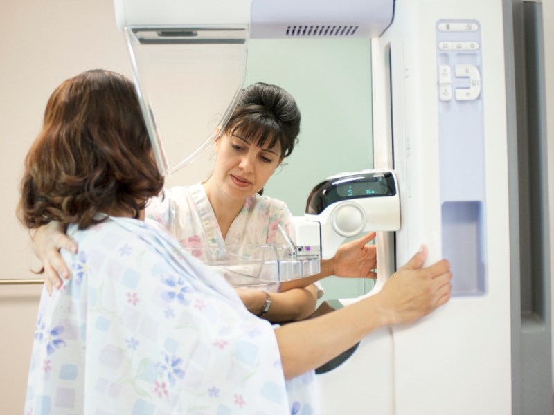 Eine Frau lässt sich im Rahmen einer Mammografie untersuchen