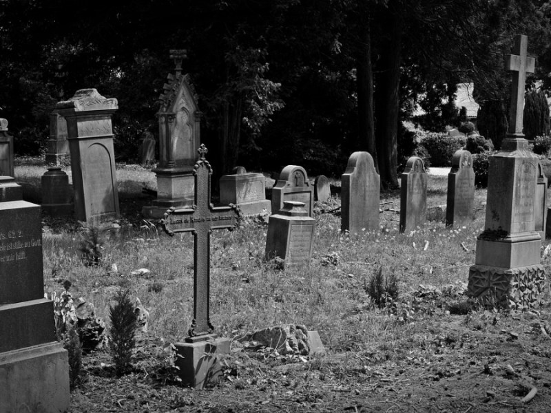 Ein Foto von einem Friedhof in schwarzweiß.