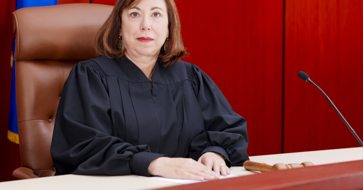 Eine Richterin sitzt im Gerichtssaal.