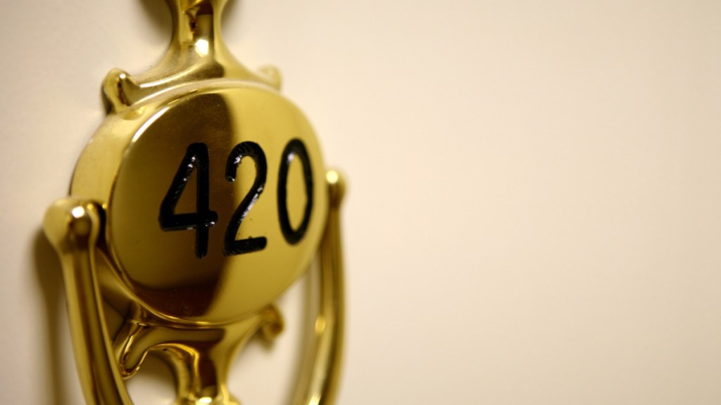 Ein Türklopfer zu einem Hotelzimmer mit der Nummer 420. 