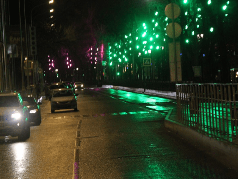 Eine Straße in der Nacht.