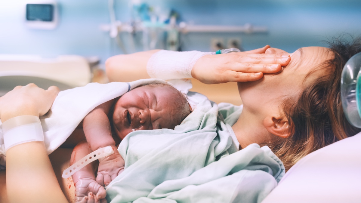 Mutter und Neugeborenes in der Entbindungsklinik.