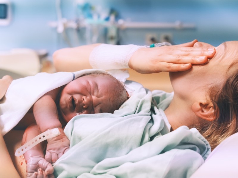 Mutter und Neugeborenes in der Entbindungsklinik.